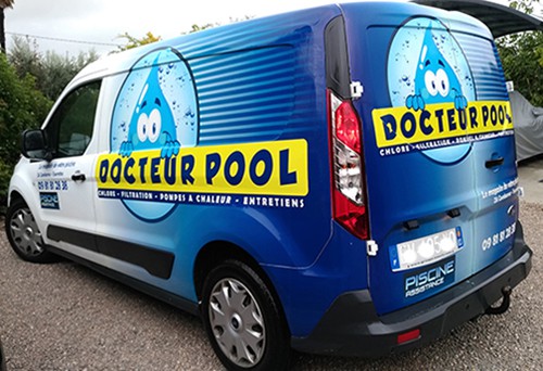 Véhicule Docteur Pool appartenant à la flotte, dédié à la maintenance et au dépannage de votre piscine